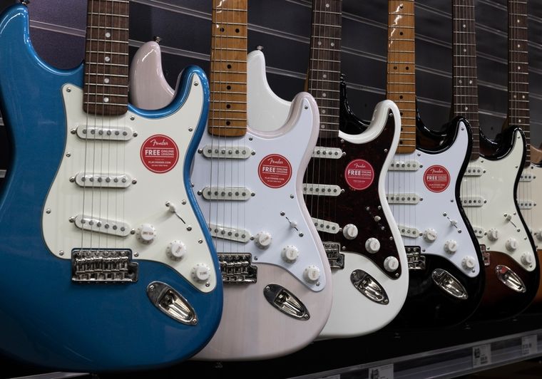 ARCA rematará guitarras Fender, bajos y micrófonos incautados por Aduana. Foto: Shutterstock