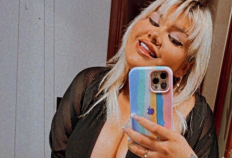 ENAMORADA. ASI LUCE LA HIJA DE JORGE RIAL CON SU NUEVO CHICO.