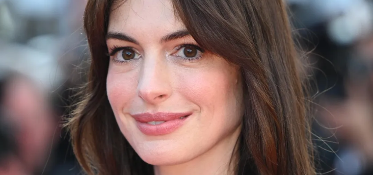 Anne Hathaway tiene una belleza única y sabe cómo explotarla a través de su increíble pelo Foto: Instagram