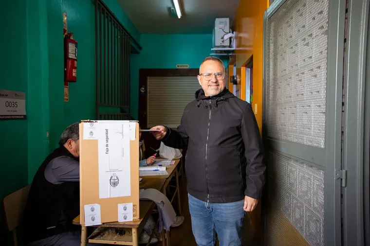 Votó Diego Valenzuela. Foto: Tres de Febrero Votó Diego Valenzuela. Foto: Tres de Febrero