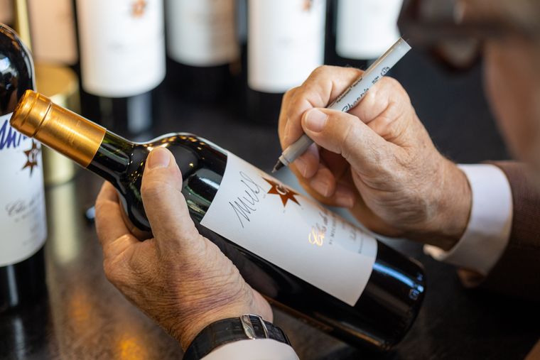 Nadie quiso irse sin un regalito especial: la botella autografiada de un vino de Michel. Nadie quiso irse sin un regalito especial: la botella autografiada de un vino de Michel.