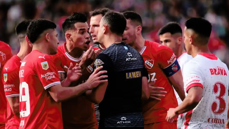Los jugadores de Independiente le reclaman a Herrera. Foto: NA