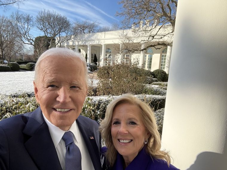 Joe Biden, jutno a Jill, su esposa, en el último día en la Casa Blanca. Foto: X @POTUS