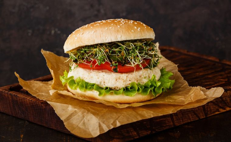 Hamburguesa de coliflor Una receta simple y deliciosa para hacer en minutos. Foto: Shutterstock