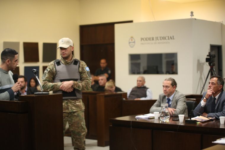 Cuello dirigiéndose al fiscal Guzzo. Cuello dirigiéndose al fiscal Guzzo.