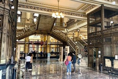 MDZol | Con su fastuoso interior, el Palacio Postal es uno de los edificios más reconocidos de la calle de Tacuba, en el centro histórico de Ciudad de México. Foto: MARCOS GONZÁLEZ