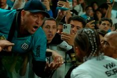 Neymar se cruzó con un hincha en la derrota del Santos vs. Internacional de Porto Alegre por el Brasileirao. Neymar se cruzó con un hincha en la derrota del Santos vs. Internacional de Porto Alegre por el Brasileirao.