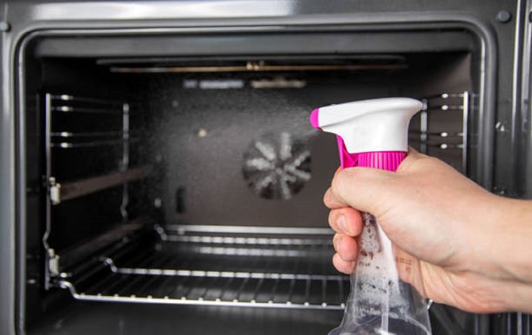 Para qué sirve rociar vinagre en el horno antes de limpiarlo