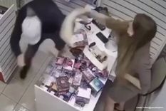 La dueña del sex shop se defendió del asalto con un pene de goma gigante