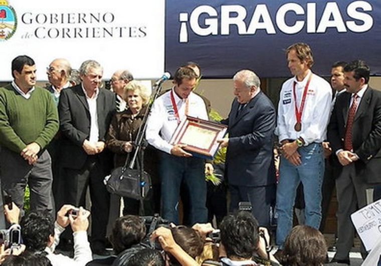 Camau recibe una plaqueta en reconocimiento a su labor. Foto: Telam