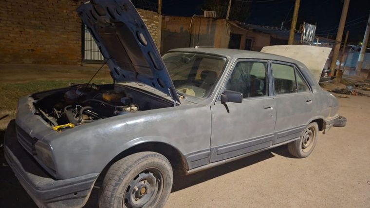 El automovíl Peugeot 504 secuestrado durante el operativo presentaba un pedido de secuestro. El automovíl Peugeot 504 secuestrado durante el operativo presentaba un pedido de secuestro.