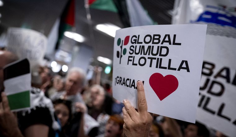 Luego de ir a Gaza, ciudadanos españoles integrantes de la Sumud Global Flotilla llegaron al Aeropuerto de Barajas. Foto Dpa Luego de ir a Gaza, ciudadanos españoles integrantes de la Sumud Global Flotilla llegaron al Aeropuerto de Barajas. Foto Dpa