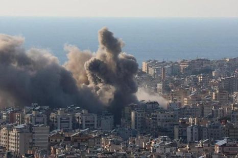 El humo se eleva sobre Beirut después de los ataques aéreos del lunes. El humo se eleva sobre Beirut después de los ataques aéreos del lunes.