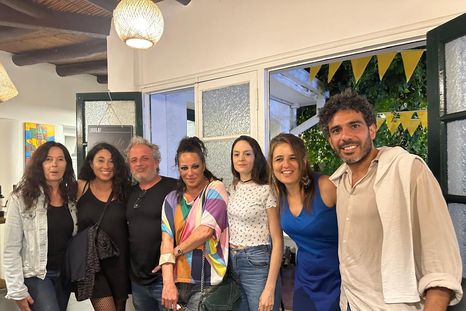 Los artistas Emmanuel Cusnaider, Paula Lavoisier, Belén Aparicio y Sergio Hellin con sus fieles amigos. Foto: Gentileza