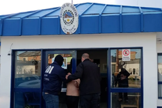 La policía local detuvo al hombre. La policía local detuvo al hombre.