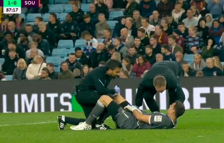 Pese a una molestia en el cuádriceps, Dibu Martínez pudo completar los 90 en el Aston Villa 1 - Southampton 0.