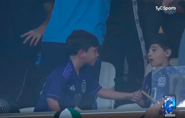 La emoción de Mateo y Ciro, los dos hijos menores de Messi.