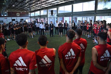 El Chacho Coudet tuvo su primera charla con el plantel de River y dejó un mensaje claro desde el arranque. El Chacho Coudet tuvo su primera charla con el plantel de River y dejó un mensaje claro desde el arranque.