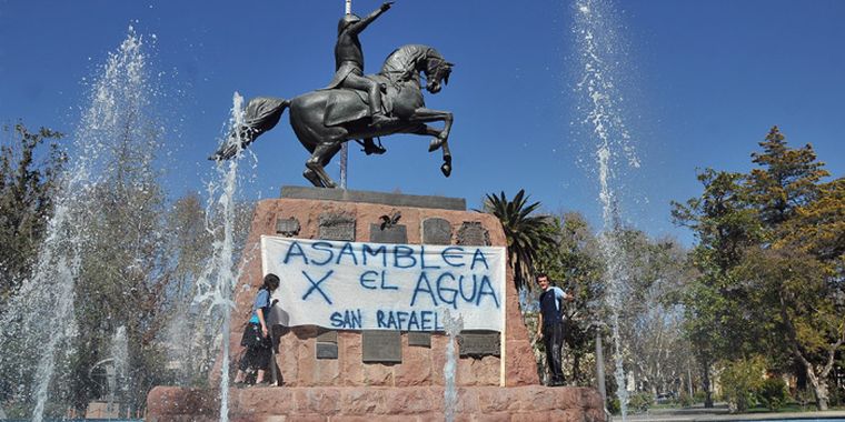 Con una bandera, la Asamblea por el Agua de San Rafael dijo presente por las protestas que hubo en toda la provincia. Foto: Agustín Mauricio/Mediamza.com