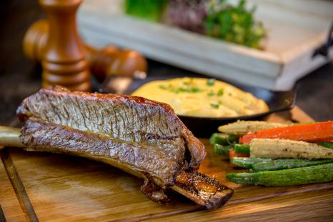 El grosor del corte de la carne y el manejo de las brasas resultan claves para conseguir una cocción pareja. El grosor del corte de la carne y el manejo de las brasas resultan claves para conseguir una cocción pareja.