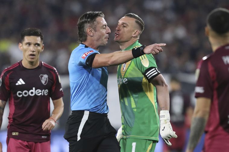 El árbitro decidió no sancionar infracción del Colibrí. Foto: Fotobaires