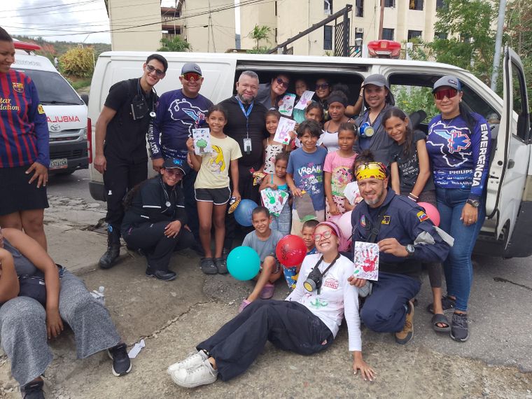Médicos, enfermeros y paramédicos asistieron a afectados de los terremotos en La Guaira, Venezuela.