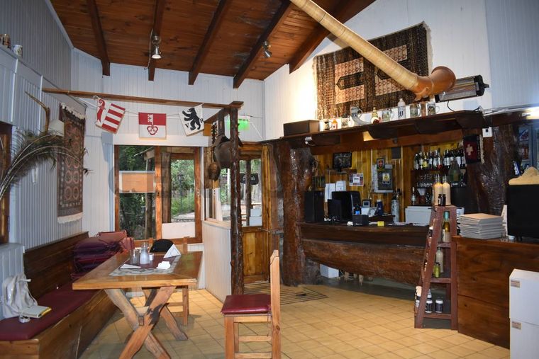 Madera y bar, lo destacado del Rincón Suizo. Madera y bar, lo destacado del Rincón Suizo.