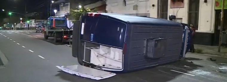 La camioneta que iba a la casa de Chano terminó volcando