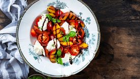Ensalada caprese Una receta simple y deliciosa para hacer en minutos. Foto: Shutterstock