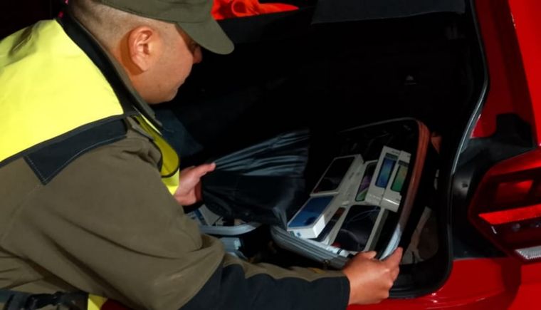 El momento en que gendarmes descubrieron el cargamento ilegal. Foto: MDZ.