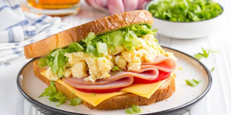 Sandwich de huevos revueltos con jamón Foto: Pixabay