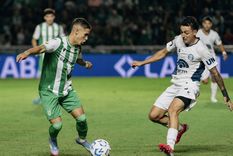 Tomás Bottari, volante central de la Lepra, intenta recuperar la pelota ante el habilidoso Gabriel Vega. Foto: Prensa Banfield @CAB_oficial Tomás Bottari, volante central de la Lepra, intenta recuperar la pelota ante el habilidoso Gabriel Vega. Foto: Prensa Banfield @CAB_oficial