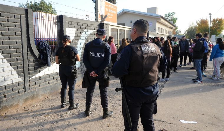 Policías durante el reclamo que se realizó el jueves en el establecimiento educativo. Foto: ALF PONCE MERCADO / MDZ
