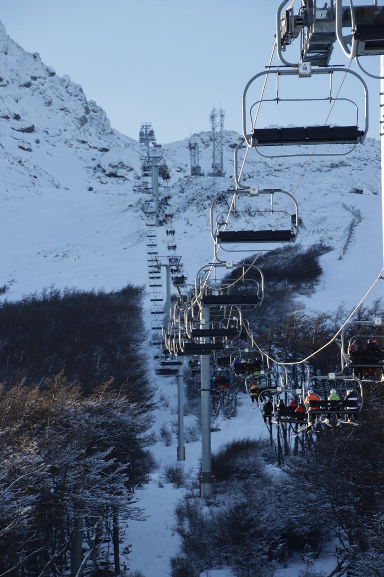 Los Centros de Esquí están próximos a inaugurar la temporada 2023, y necesitan gente para cubrir las diferentes vacantes laborales. Foto: Cerro Castor