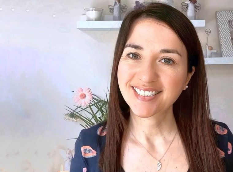 Lorena Perelló descubrió que tenía un don para ver y escuchar a personas fallecidas cuando tenía cinco años. Hoy recorre el mundo con su ciclo de charlas La vida continúa. Foto: Instagram @lorena_perello