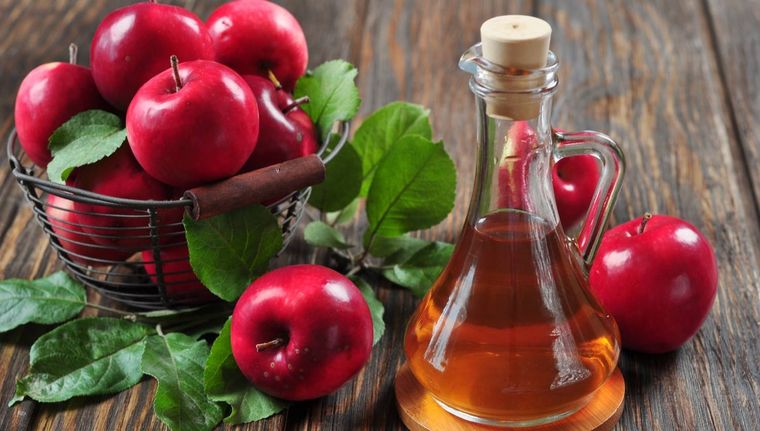 ¿Qué beneficios tiene el vinagre de manzana al beberlo antes de dormir? (Shutterstock)