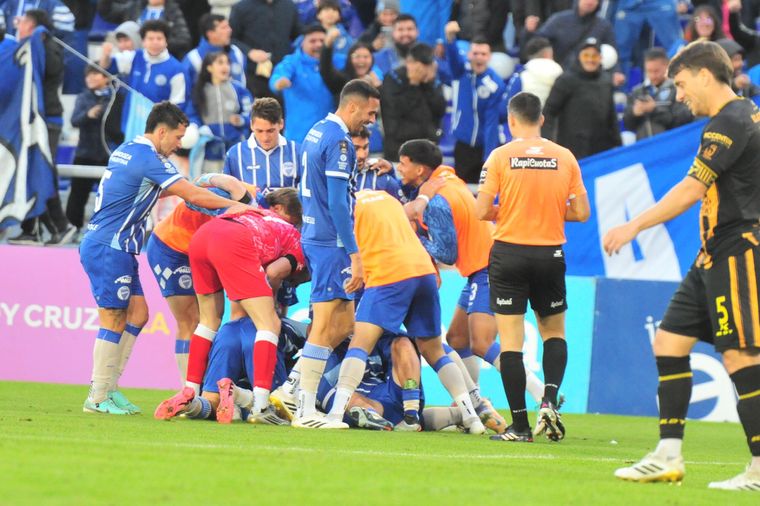 Godoy Cruz revirtió el resultado y dejó los tres puntos en casa. Godoy Cruz revirtió el resultado y dejó los tres puntos en casa.