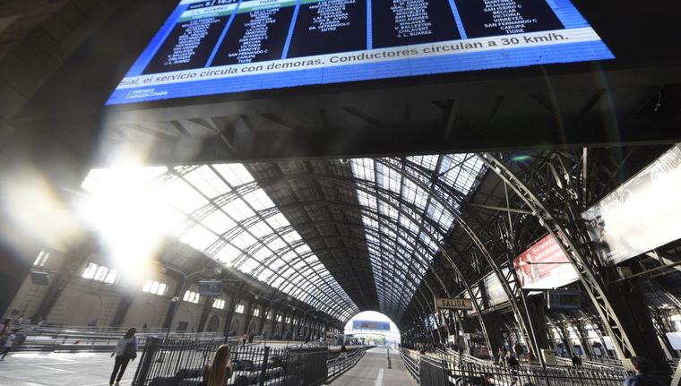 Las estaciones de trenes se encuentran vacías por el paro Foto: Juan Mateo Aberastain Zubimendi / MDZ.