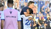 Explotó el Mellizo. Guillermo Barros Schelotto se abraza con Manu Lanzini luego de la gran victoria de Vélez ante Talleres.&nbsp;