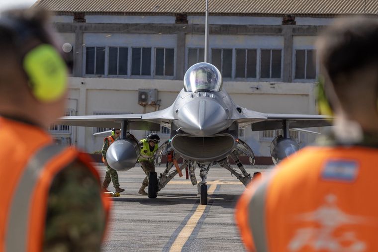Los aviones F-16 llegarán a la Argentina y realizarán un sobrevuelo por la Ciudad de Buenos Aires. Los aviones F-16 llegarán a la Argentina y realizarán un sobrevuelo por la Ciudad de Buenos Aires.