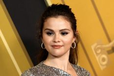 La actriz Selena Gómez lanzó su línea de cocina con la firma Our Place. Foto: LOS40