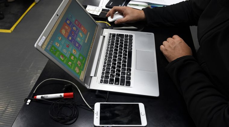 El aumento en los servicios de internet es uno de los que  más le pega a las familias Foto: ALF PONCE MERCADO / MDZ