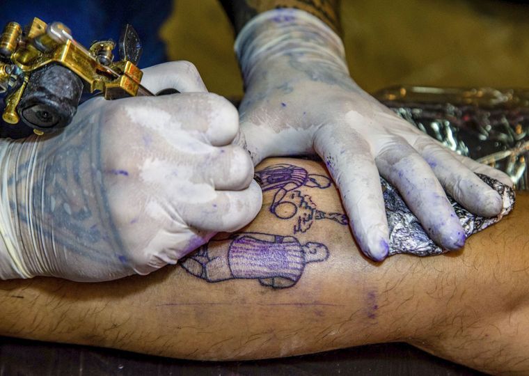 Los tatuajes representan un búsqueda simbólica o personal. Los tatuajes representan un búsqueda simbólica o personal.