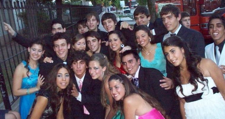 El grupo de egresados posó a pleno en la puerta del colegio. Foto: Gentileza