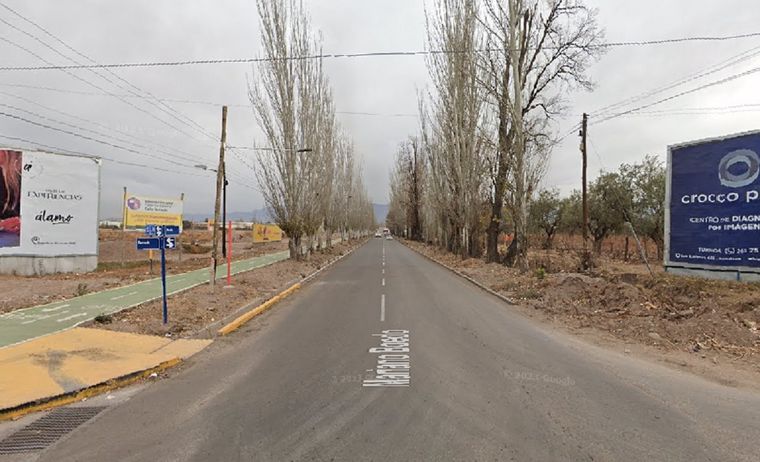 Delincuentes aprovecharon cuando la víctima se bajo del auto para orinar y le robaron su dinero Foto: Google Street View