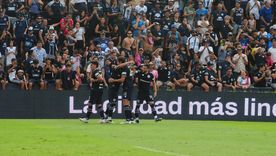 Todos los abrazos todos son para Fabrizio Sartori, el autor del doblete que le permitió a la Lepra dar vuelta el partido ante el Rojo. Todos los abrazos todos son para Fabrizio Sartori, el autor del doblete que le permitió a la Lepra dar vuelta el partido ante el Rojo.