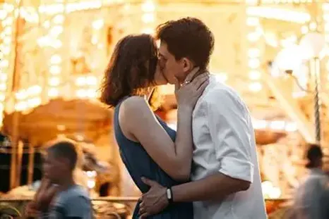 Besar es un supremo acto de rebeldía íntima, una decisión política que materializamos con los labios. Besar es un supremo acto de rebeldía íntima, una decisión política que materializamos con los labios.