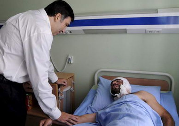Presidente de Georgia visita a los heridos en el hospital. Foto: EFE