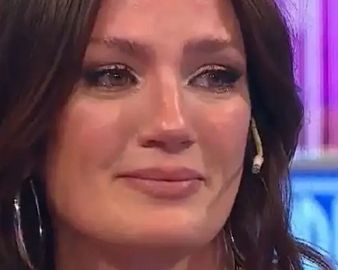 Paula Chaves se mostró profundamente conmovida durante su participación en el canal de streaming Olga. / Captura TV