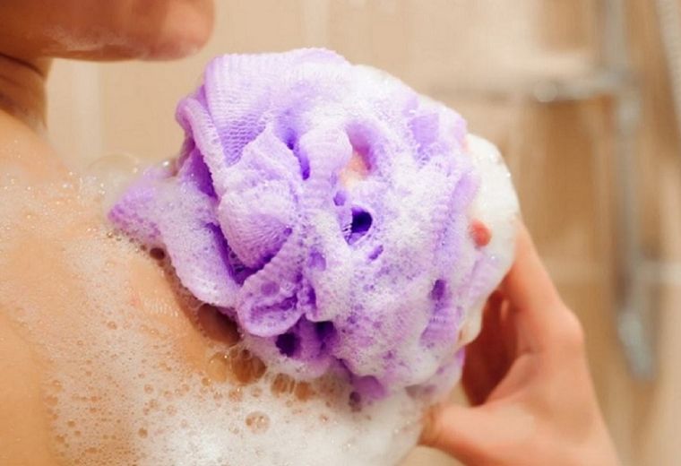 Las esponjas de baño puede ser verdaderos caldos de cultivos de decenas de gérmenes. Foto: Toilet Lounge